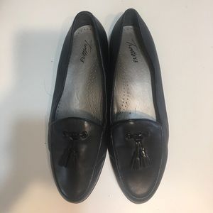 Extra Wide Trotters Sold Out Leanna Flats EUC